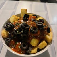 Patatas con salsa de tomate  at O Mexilón in Ourense