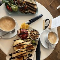 Vegane Pancakes mit Erdnuss und veganes Brot mit Gemüse und Avocado Creme plus Kaffees  at Kabuff in Jena