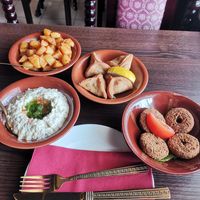 Gefüllte Spinattaschen, Falafel, Kartoffeln und eine Auberginencreme at La Beirut in Motala
