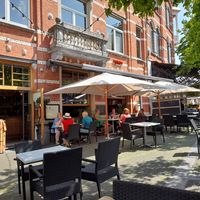 grande terrasse ombragée at De Blauwe Schuit in Leuven
