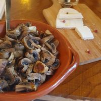 Cogumelos ao alho e alecrim e queijo fresco de cabra at Espaço Vila Velha in Mertola