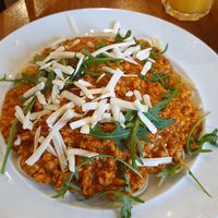 Linguini com bolonhesa de proteína de ervilha, lascas de queijo e rúcula at Espaço Vila Velha in Mertola