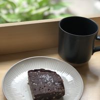Brownies à la fleur de sel et café allongé   at Le Philtre Café in Quebec
