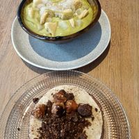 Espuma de té marcha con pera y granizado de pera, y pastel de chocolate con crumble y avellanas caramelizadas (sin grandes) at Ruda in Villacarriedo