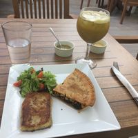 Vegan quiche with fresh hash browns and small salad accompanied by cold pressed green apple juice, orange juice and mint "Sunny Mint" at Konstanz in Cozumel