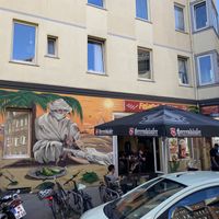 Mit seiner markanten Außenfassade ist der Falafel Sultan kaum zu übersehen auf der Limmerstraße.  at Falafel Sultan in Hannover