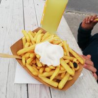 Pommes mit veganer Mayo und Zitronen FritzLimO at Strandkiosk 31 in Laboe