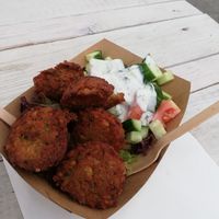 Falafel und Salat mit Minzsauce  at Strandkiosk 31 in Laboe
