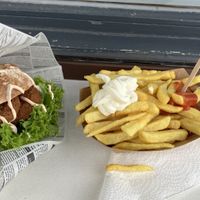 Falaffel Brötchen mit Pommes rot weiß   at Strandkiosk 31 in Laboe