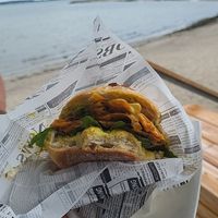 Das vegane "Lachsbrötchen" kann ich weiterempfehlen.
Der "Lachs" besteht aus eingelegten Karotten. 
Auf der Karte gibt es noch einen veganen Burger. at Strandkiosk 31 in Laboe