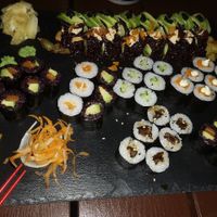 Sushi-Platte mit verschiedenen Menüs at Niiko Sushi x Vegan in Leipzig
