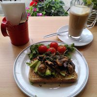 Aussie breakfast with garlic mushrooms and a dirty chai latte at 4 Coo Wynd in Falkirk
