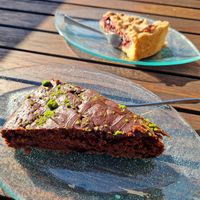 Schoko-Matchakuchen & Zwetschgen Crumble at Place to V in Lenzen Elbe