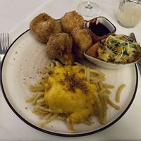 Mac & Cheese with Cauliflower Wings  at Place to V in Lenzen Elbe