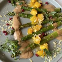 Grüner Spargel mit Mango und Erdnusssauce   at Place to V in Lenzen Elbe