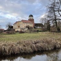 Die Burg mit dem dazugehörigen Park   at ahead Burghotel in Lenzen Elbe