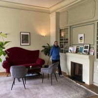 Cozy livingroom with lots of vegan boks  at ahead Burghotel in Lenzen Elbe