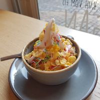 Vegan froyo with strawberry sauce, cornflakes & sprinkles at KARO18 in Bamberg