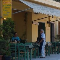 Die Männer unterhalten sich  at To Stachi in Crete