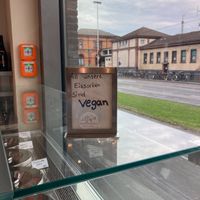 Yes, all favours are vegan at Kaffeesaurus in Bonn