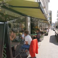 Outdoor seating at Hiltl Pflanzbar in Zurich