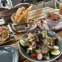 Auswahl an Vorspeisen plus der gemischte Salat😄 at Max Pett in Munich