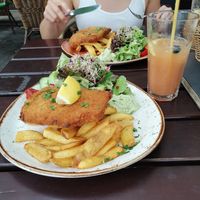 Schnitzel mit Pommes, Guavenlimo at Max Pett in Munich