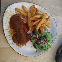 Vurrywurst mit Pommes at Max Pett in Munich