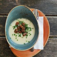 Pastinakensuppe mit Schwarzbrotcroutons at Max Pett in Munich