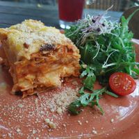 Sonnenblumenhack-Lasagne mit Rucola & Walnussparmesan at Max Pett in Munich