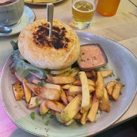 Burger und alkoholfreies Bier   at Max Pett in Munich