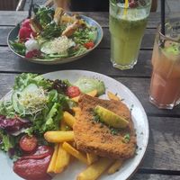 Unten Schnitzel, oben Gartenbowl mit hausgemachten Limos. at Max Pett in Munich