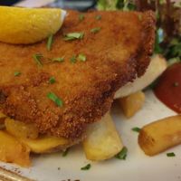 Schnitzelteller Pommes, Salat und Saucen waren toll. Schnitzel etwas trocken. at Max Pett in Munich