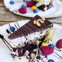 Peanut chocolate cake! Snickers in VEGAN at Max Pett in Munich