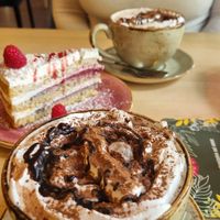 Hot Chocolate with whipped cream (6,00€) and cocos-rasbarry-cake (5,50€) at Max Pett in Munich