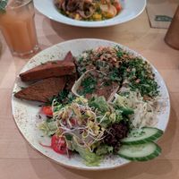 Bayrische Bowl mit "Leberkäse", "Käsespätzle", Krautsalat, süßem Senf und Salat at Max Pett in Munich