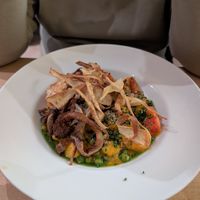 Kürbis Gnocchi mit Austernpilzen, Erbsen und Pastinaken-Chips at Max Pett in Munich