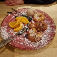 Apfelküchl mit Zimteis at Max Pett in Munich