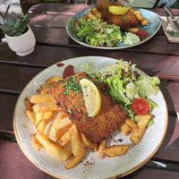 Veganes Sojaschnitzel mit Pommes at Max Pett in Munich