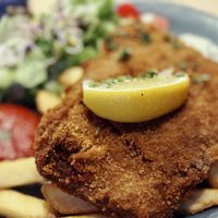 Schnitzel mit Pommes und Dattelketchup  at Max Pett in Munich