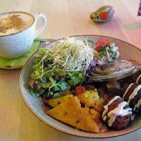 Mediterranean Bowl + Chai Latte at Max Pett in Munich