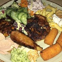 Ein Teller vom Buffet des Sommerfestes, das einmal jährlich stattfindet. 🥰 at Max Pett in Munich