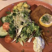 Leckeres „Wiener Schnitzel" at Max Pett in Munich