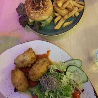 Beyond Burger und das Zucchini Gericht mit Linsen und Tofu - sehr sehr lecker!  at Max Pett in Munich