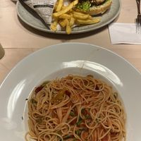 Veganer Burger und Pasta arrabiata  at Tante Paula in Fuessen