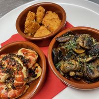 Selection of small plates: chilli ch*ese bites, garlic and chilli shr*mp, garlic mushrooms #Veganuary at The Queen Inn in Cwmbran