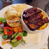 Mac n cheese with ribs and garlic bread at The Queen Inn in Cwmbran