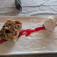 Apple cake with ice cream at L'M Ristopizza in San Pantaleo