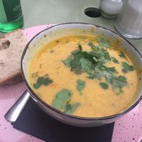 Süßkartoffel-Linsen-Kokos Suppe mit frischem Koriander, Mittagsangebot at Lula in Berlin