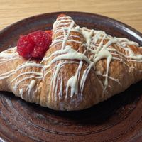 Veganes Himbeer Croissant 🥐   at Lula in Berlin